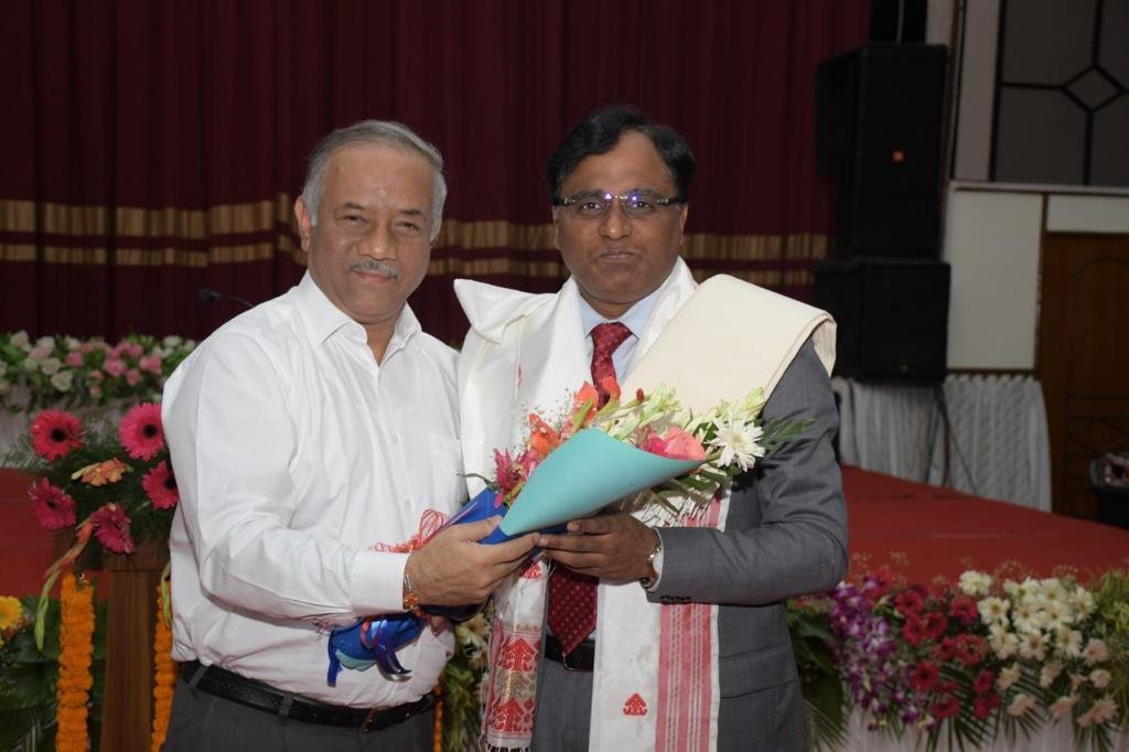 OilIndiaLimited's tweet photo. Shri Prasanta Borkakoty, RCE, welcomed our CMD and the accompanying team, followed by series of presentations, meetings and visits covering important aspects of the company. #oilindialtd #activityupdate https://t.co/m8LsClKheI