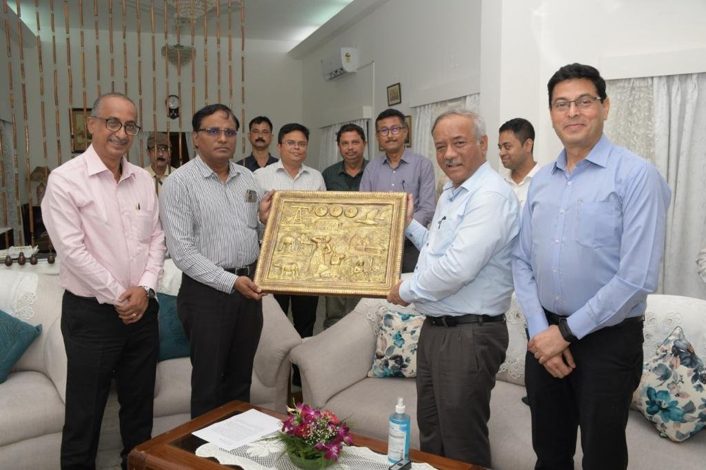 OilIndiaLimited's tweet photo. Shri Prasanta Borkakoty, RCE, welcomed our CMD and the accompanying team, followed by series of presentations, meetings and visits covering important aspects of the company. #oilindialtd #activityupdate https://t.co/m8LsClKheI