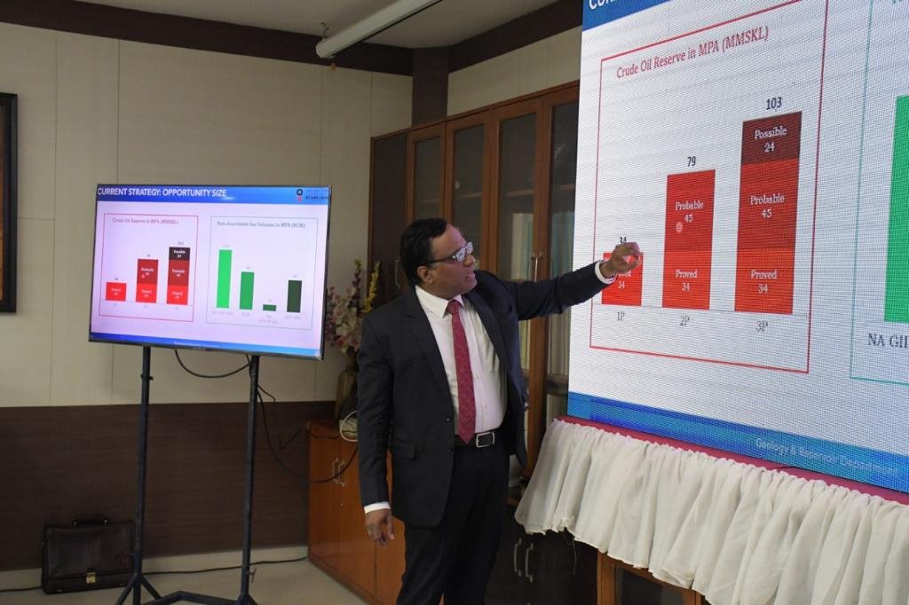 OilIndiaLimited's tweet photo. Shri Prasanta Borkakoty, RCE, welcomed our CMD and the accompanying team, followed by series of presentations, meetings and visits covering important aspects of the company. #oilindialtd #activityupdate https://t.co/m8LsClKheI