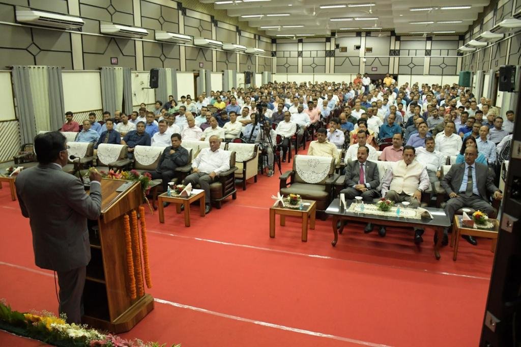 OilIndiaLimited's tweet photo. In his address to executives, Dr Rath reiterated the need to work together with renewed vigour & give our 10% extra towards the common vision to secure energy for the nation. He admired the hard work out in by OilIndians and the rich legacy of OIL. #oilindia #secureenergy https://t.co/Dqk23Usgnv