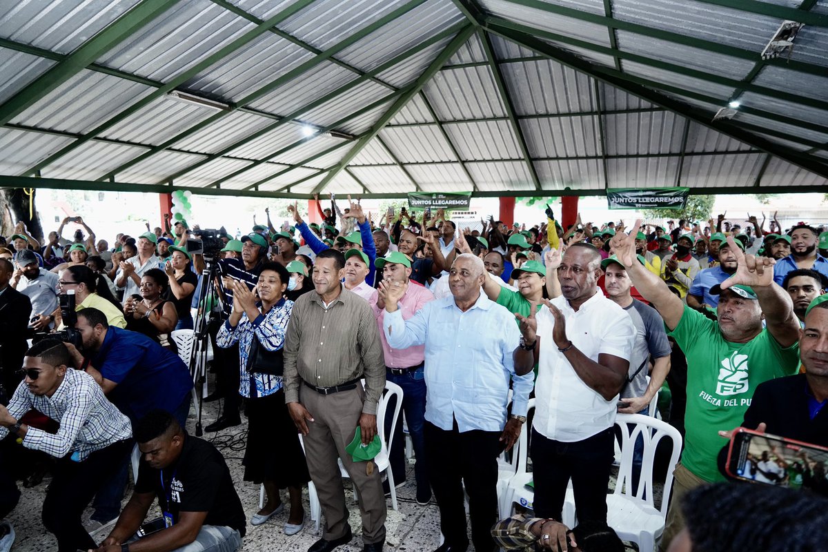 #FPComunica |

OFICIAL: <a href="/LeonelFernandez/">Leonel Fernández</a> (#LeonelEnSDE) juramenta empresarios, comerciantes y pastores evangélicos en la #FuerzaDelPueblo

#SeguimosCreciendo