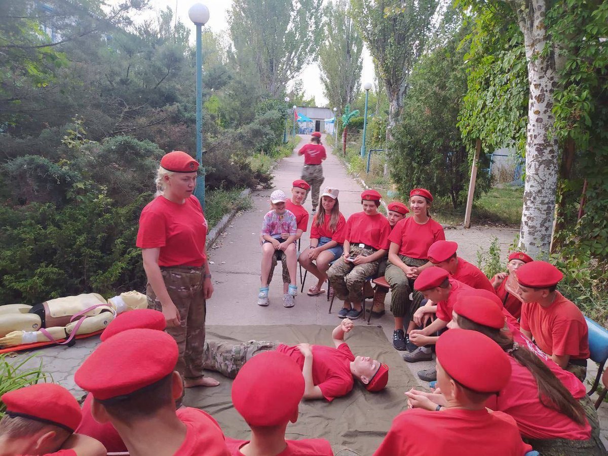 nexta_tv's tweet image. On the shores of the Sea of ​​Azov in the village of Melekino, the invaders set up a "military-patriotic" camp for Ukrainian children, where they are brainwashed and pumped with propaganda.