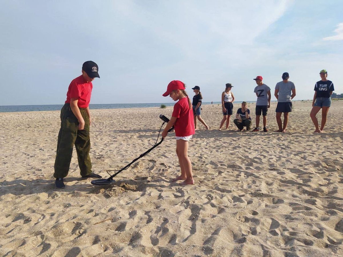 nexta_tv's tweet image. On the shores of the Sea of ​​Azov in the village of Melekino, the invaders set up a "military-patriotic" camp for Ukrainian children, where they are brainwashed and pumped with propaganda.