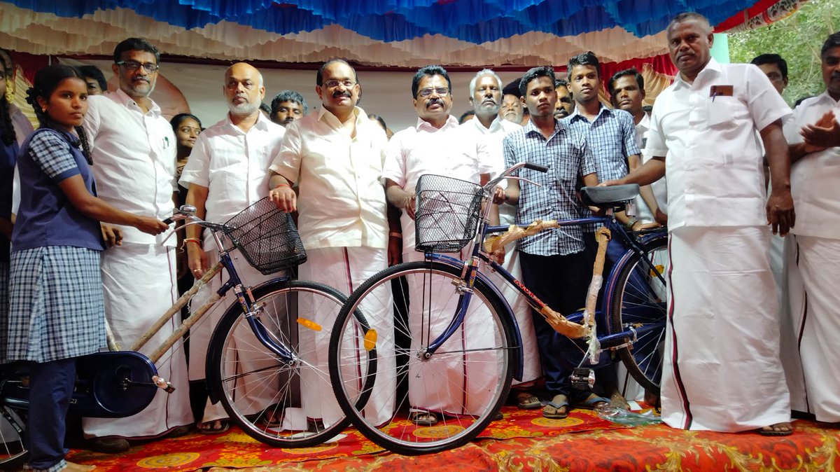 DMKDindigul's tweet photo. மாண்புமிகு உணவுத்துறை அமைச்சர் திரு.@r_sakkarapani அவர்கள் நத்தம் தொகுதி - செங்குறிச்சி அரசு மேல்நிலைப் பள்ளி மாணவ, மாணவியர்களுக்கு விலையில்லா மிதிவண்டிகளை வழங்கி உரையாற்றினார். உடன் மாவட்ட ஆட்சியர், திண்டுக்கல் MP திரு.ப.வேலுச்சாமி, மற்றும் கழக நிர்வாகிகள்.

#DMKDindigul https://t.co/xJCep6b0nK