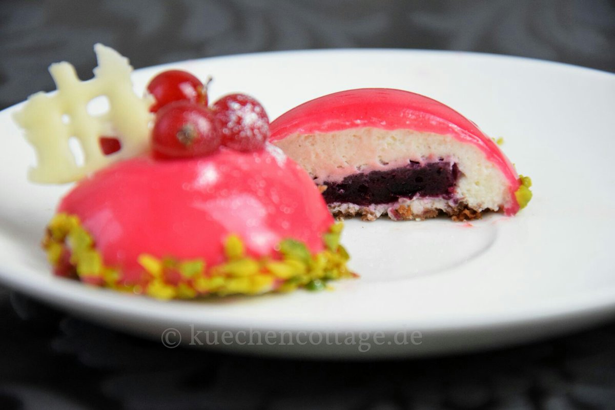 Kuechencottage's tweet photo. Geheimnisvoll und wunderschön: Mirrorglaze Beerentörtchen

https://t.co/uX6UYZdysh

#mirrorglaze #spiegelglasur #Rezept #törtchen #Beerentörtchen #youtuberecipe #smallyoutuber #foodblogger_de #kuechencottage #küchencottage #Blog #mirrorglazedcakes #diy #daskannstduauch https://t.co/JvI4ydONcv