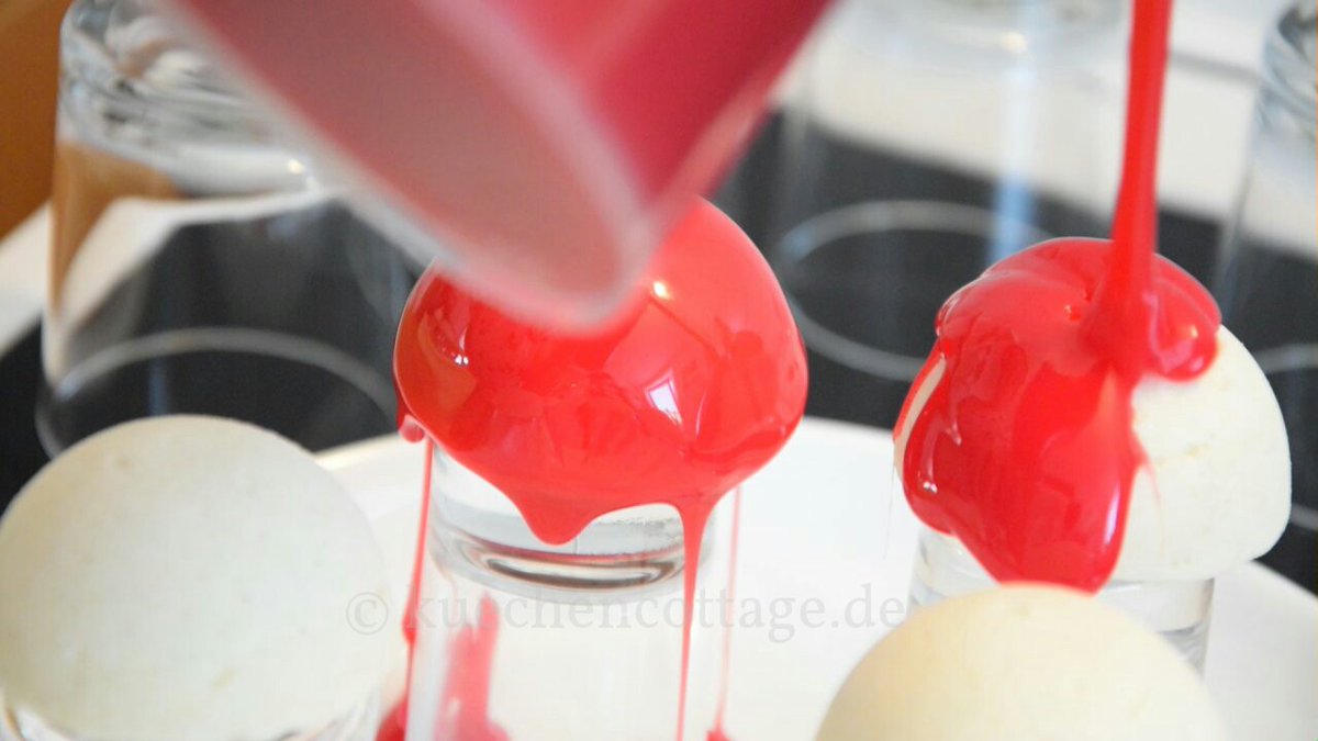 Kuechencottage's tweet photo. Geheimnisvoll und wunderschön: Mirrorglaze Beerentörtchen

https://t.co/uX6UYZdysh

#mirrorglaze #spiegelglasur #Rezept #törtchen #Beerentörtchen #youtuberecipe #smallyoutuber #foodblogger_de #kuechencottage #küchencottage #Blog #mirrorglazedcakes #diy #daskannstduauch https://t.co/JvI4ydONcv