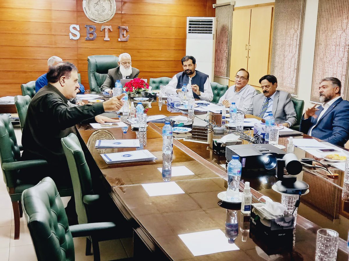 mallahghulamali's tweet photo. @jeeva_shehzad (CEO, @AKUEBOfficial) presenting comparative analysis on Global Grading System during @Ibcc_official Sub-Committee Meeting on August 27, 2022 at Karachi https://t.co/4H2ZUz8Quf