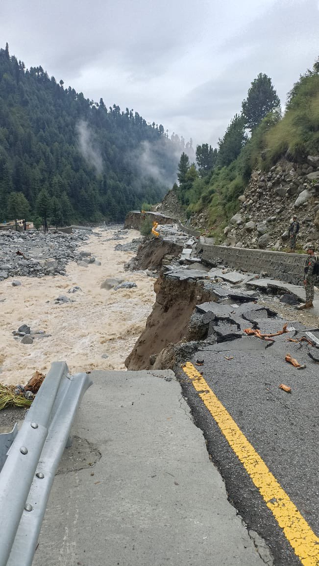 nadeemmalik's tweet photo. #Pakistan Army has established flood Relief donation account:

Title of Account - *Army Relief For Flood Affectees (Askari Bank GHQ Branch*
Account No - *00280100620583*

#Pakistan #Floods #FloodsInPakistan https://t.co/pYNxijzROe