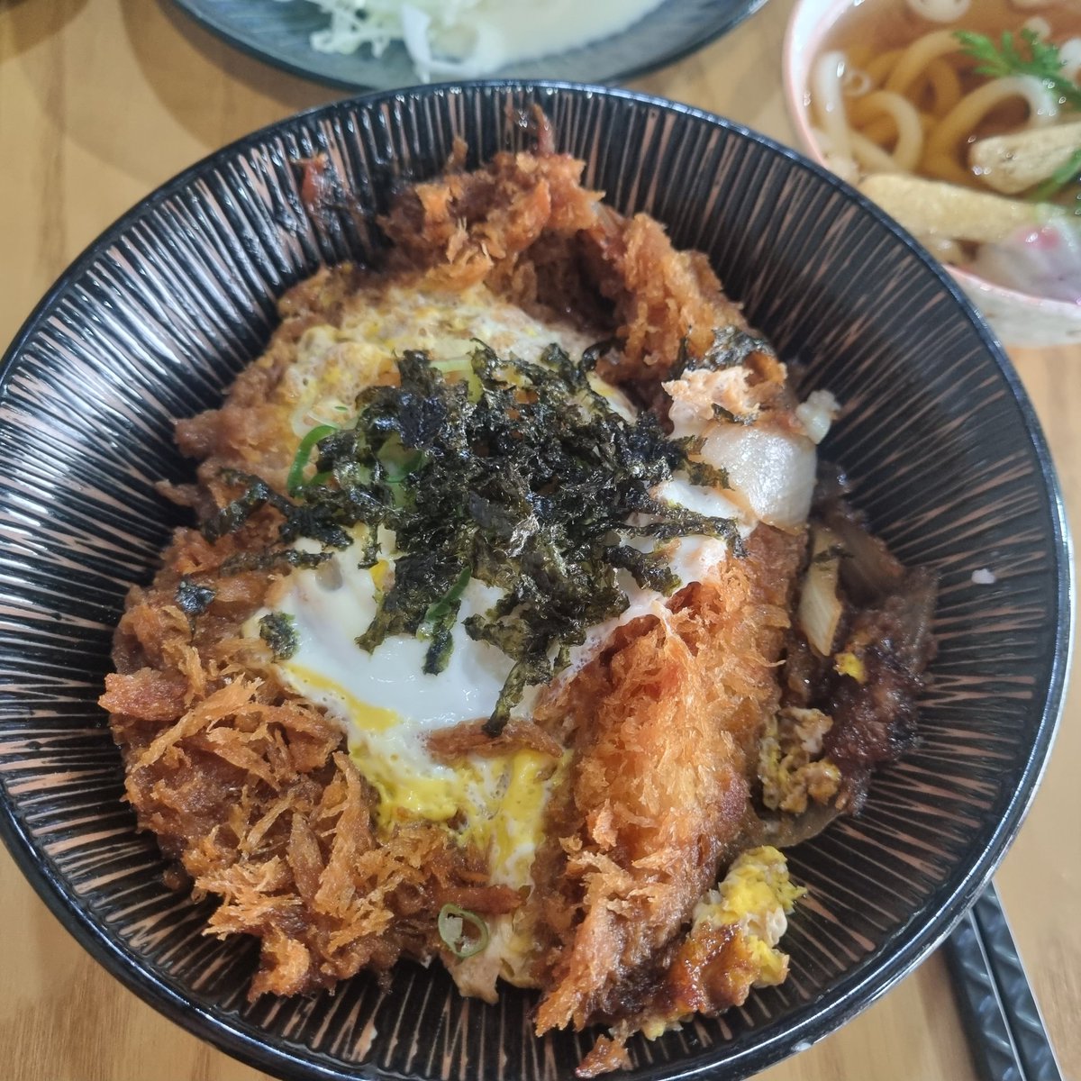 meokdduni's tweet photo. 믹스(돈가스+새우)덮밥
오~정말 맛��게 찍혔는데에~ 그치만 존맛 내 최애 덮밥이닷! 간장짭쪼름한 소스가 배어있는 새우튀김과 돈가스가 밥과 너무 잘 어울리고 받자마자는 양이 적어보이는데 먹으면 또 적당히 배부르다! 짜지 않아서 더 좋은 식사:) https://t.co/vOZjC54qbE