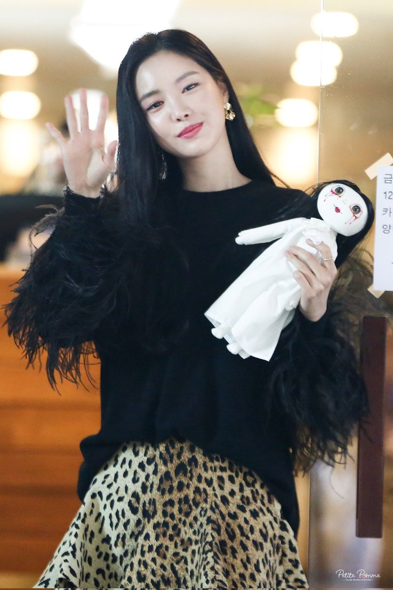 SNELOOKS's tweet photo. #Naeun #나은 #SonNaeun #손나은 https://t.co/cklyEMgg3M