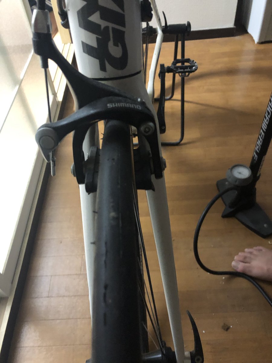 Stone2002H's tweet photo. FFさんとの絡みの中で、持って来たけど乗ってない自転車見たら…タイヤに亀裂入ってた😅
とりあえずタイヤ1本持って来てたから、明日変えてみようと思う…けどタイヤレバーが2個しかないから無理かな🤣
#GAIANT
#TCR2016 https://t.co/M16NAs6uR9