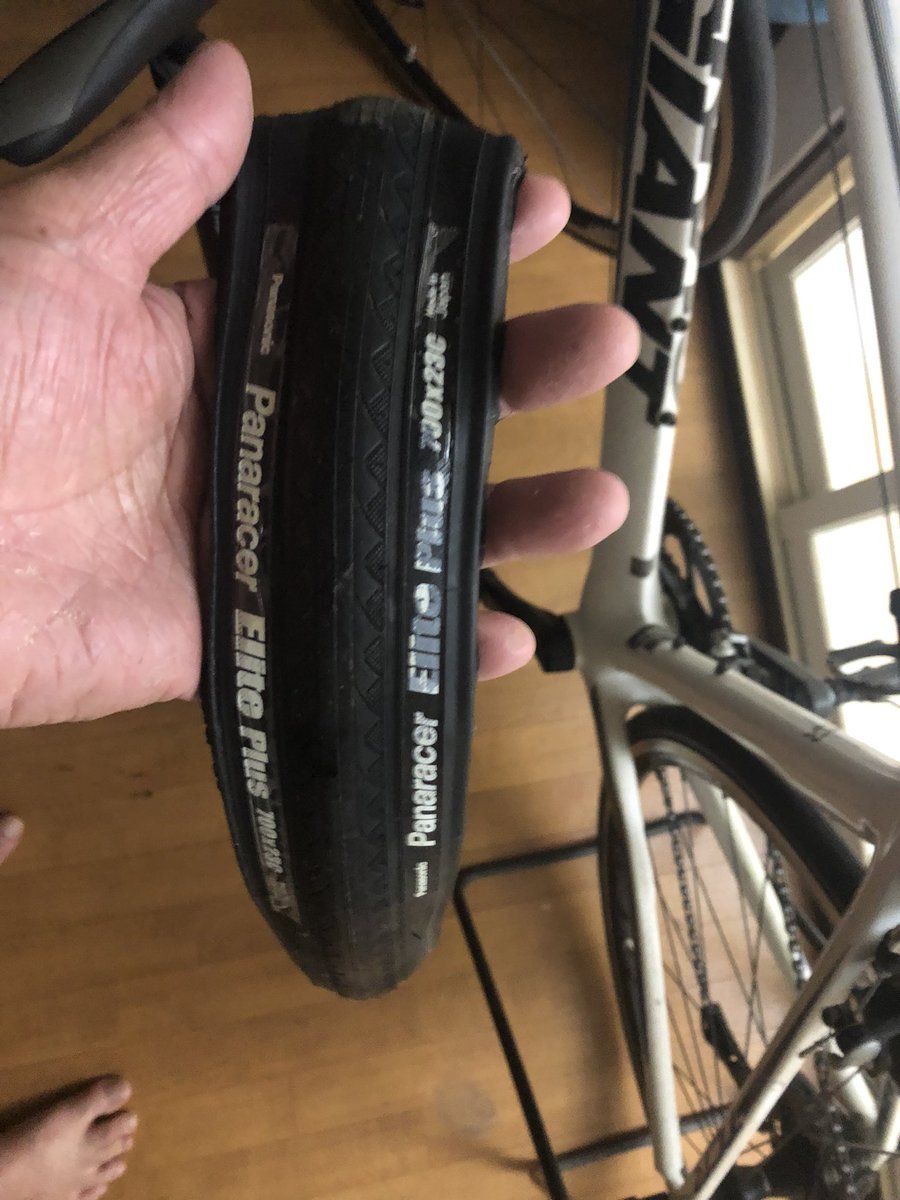 Stone2002H's tweet photo. FFさんとの絡みの中で、持って来たけど乗ってない自転車見たら…タイヤに亀裂入ってた😅
とりあえずタイヤ1本持って来てたから、明日変えてみようと思う…けどタイヤレバーが2個しかないから無理かな🤣
#GAIANT
#TCR2016 https://t.co/M16NAs6uR9