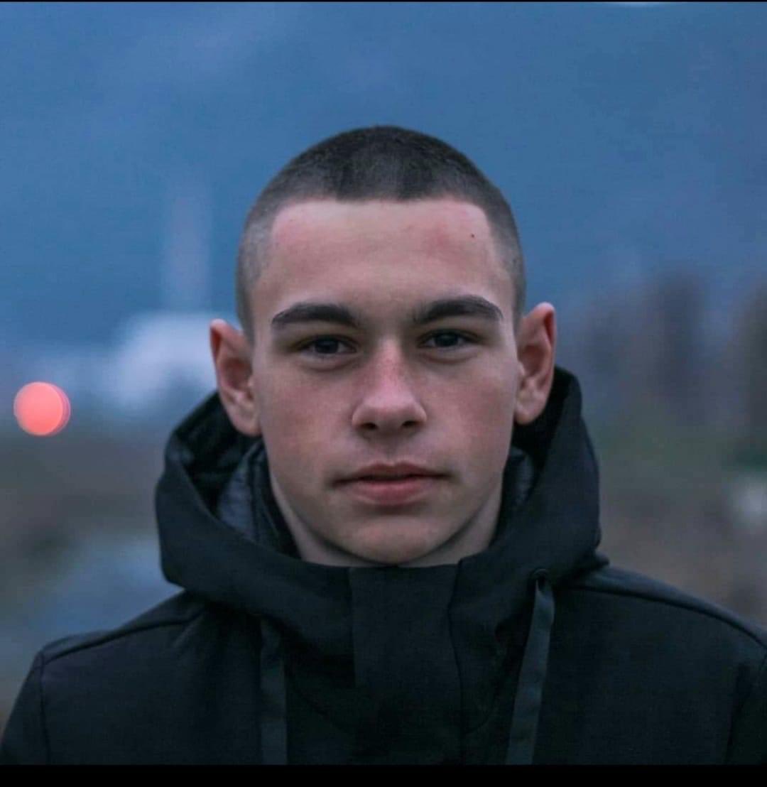 Веселин Загоров, на 20 години. Спасител на четвърти пост на централния плаж в Поморие. 
Вчера, след работно време решава да остане и поплува. Около 18.30 часа забелязва как двама души започват да се давят. С точни и бързи реакции и действия Веско спаси два живота.