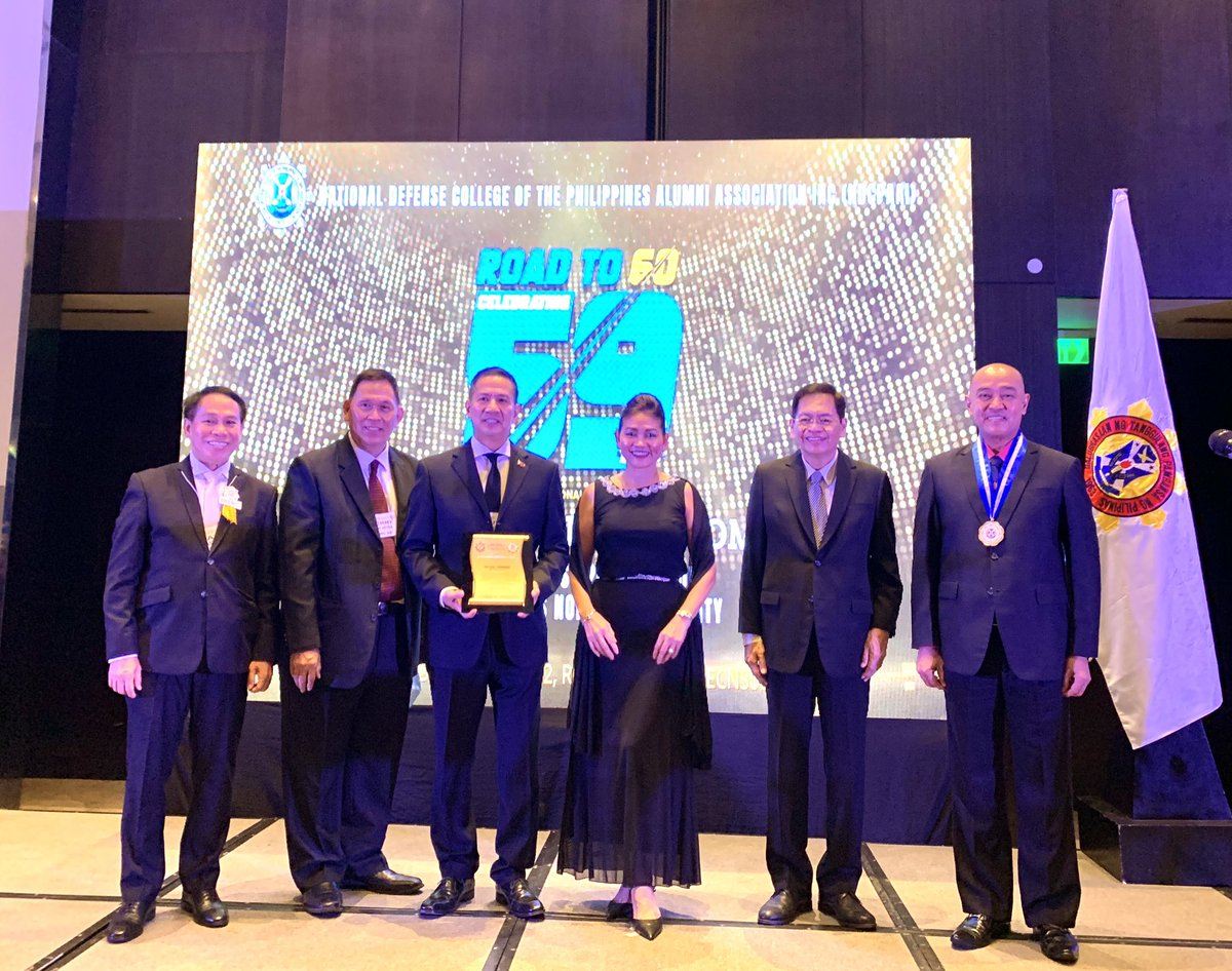 HernandezRaulS's tweet photo. Thank you National Defense College of the Philippines &amp; our Alumni Asso.  Inc. (NDCPAAI) led by NDCP Pres. LtGen. F. Cartujano PAF (Ret) &amp; NDCPAAI Pres. BGen B. Espiritu AFP (Res) for the DISTINGUISED ACHIEVEMENT AWARD. TY also to DND OIC Gen.  Jose Faustino Jr. https://t.co/192ZxD0wyx