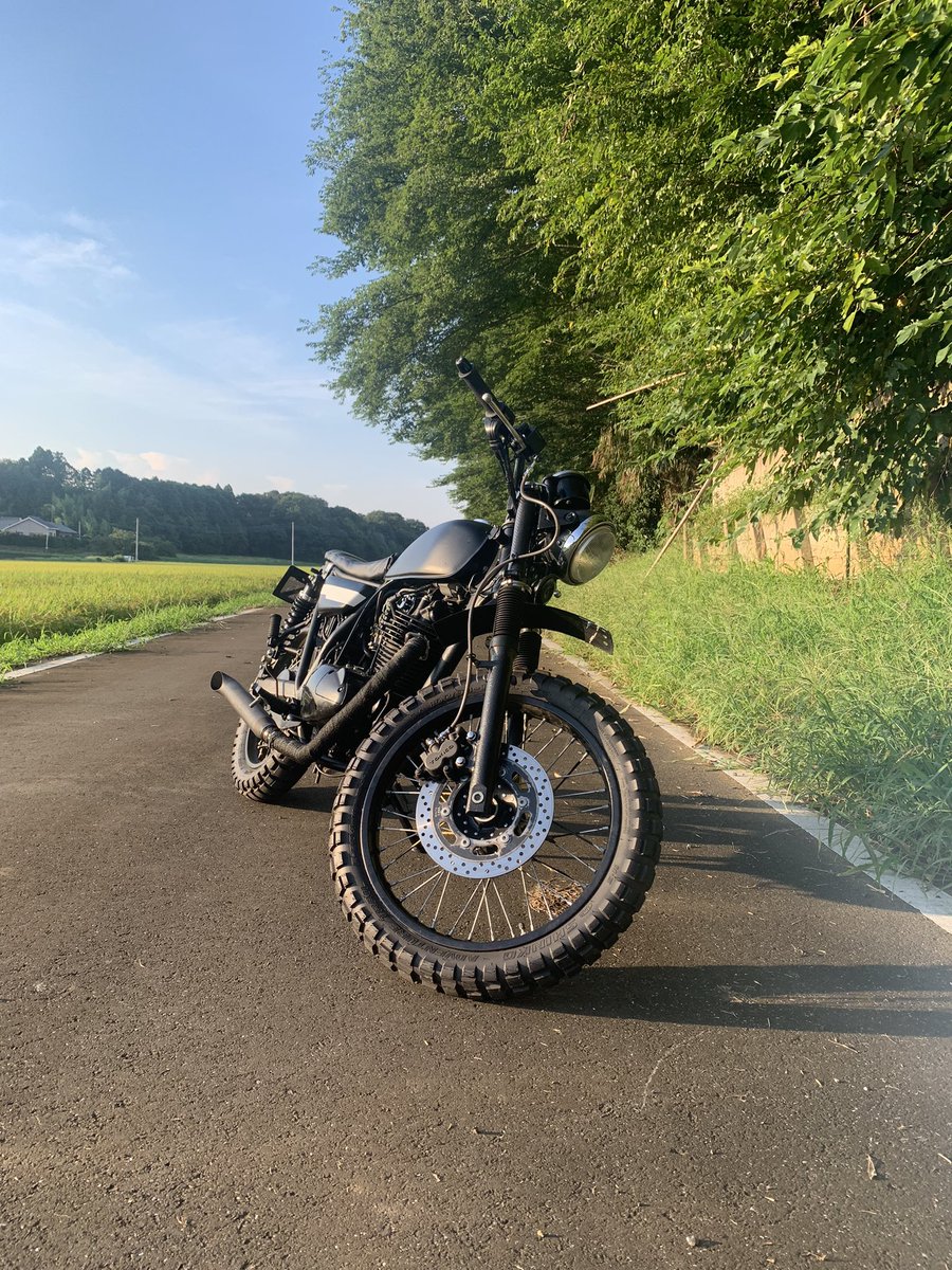 TR250kawasaki's tweet photo. #バイク
#TR250
#Kawasaki
#スクラ���ブラー
田舎の風景とマッチするTR250 https://t.co/QWAyIe8rHB