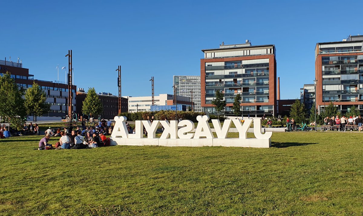 Eilen opiskelijat viettivät iltaa satamassa. Ihan paras paikka ja aurinko lämmitti 😊
#opiskelijakaupunki #jyväskylä #satama #elokuu #yliopisto