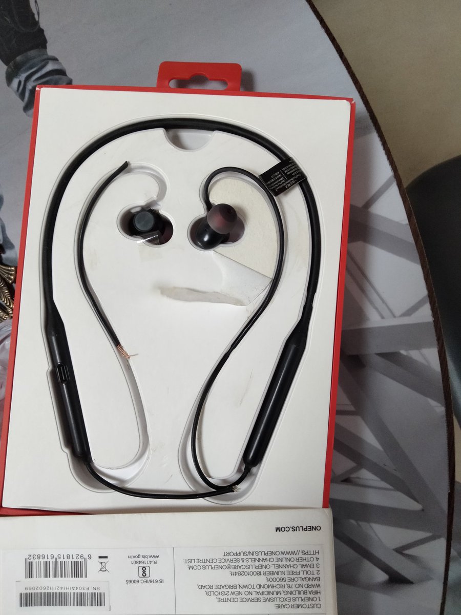 H25401690's tweet photo. @oneplus 
My z plus bullets wireless earphones is date 9th August warranty and it's a fresh condition and I have warranty to bettry backup problem than I have today received my operation sucess and Today delivered blootooth is scrapted and this is another blootooth received why. https://t.co/WoI3b0Aqty