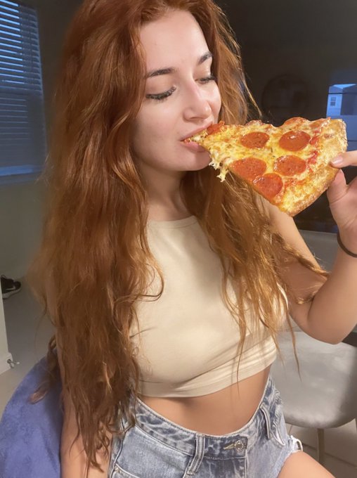 Do I look sexy eating pizza? https://t.co/GrUGm3cItS<a href="/tag/newprofilepic"class="tags"><span>#newprofilepic</span></a>