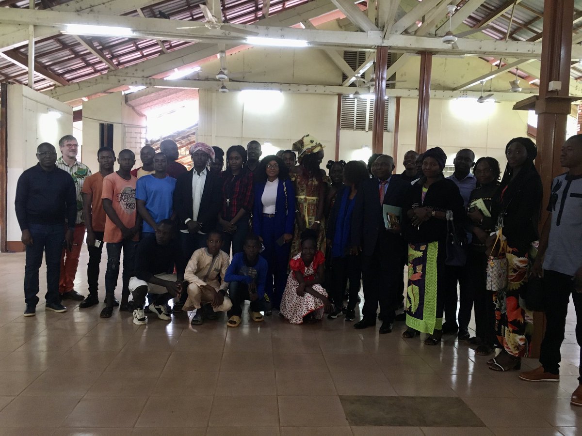 Très belle rencontre littéraire ce matin à l’Alliance française de Bangui où a été questionnée, entre autres, la problématique complexe du viol des enfants et adolescents en Centrafrique. La littérature est aussi un moyen d’aborder les débats de société.