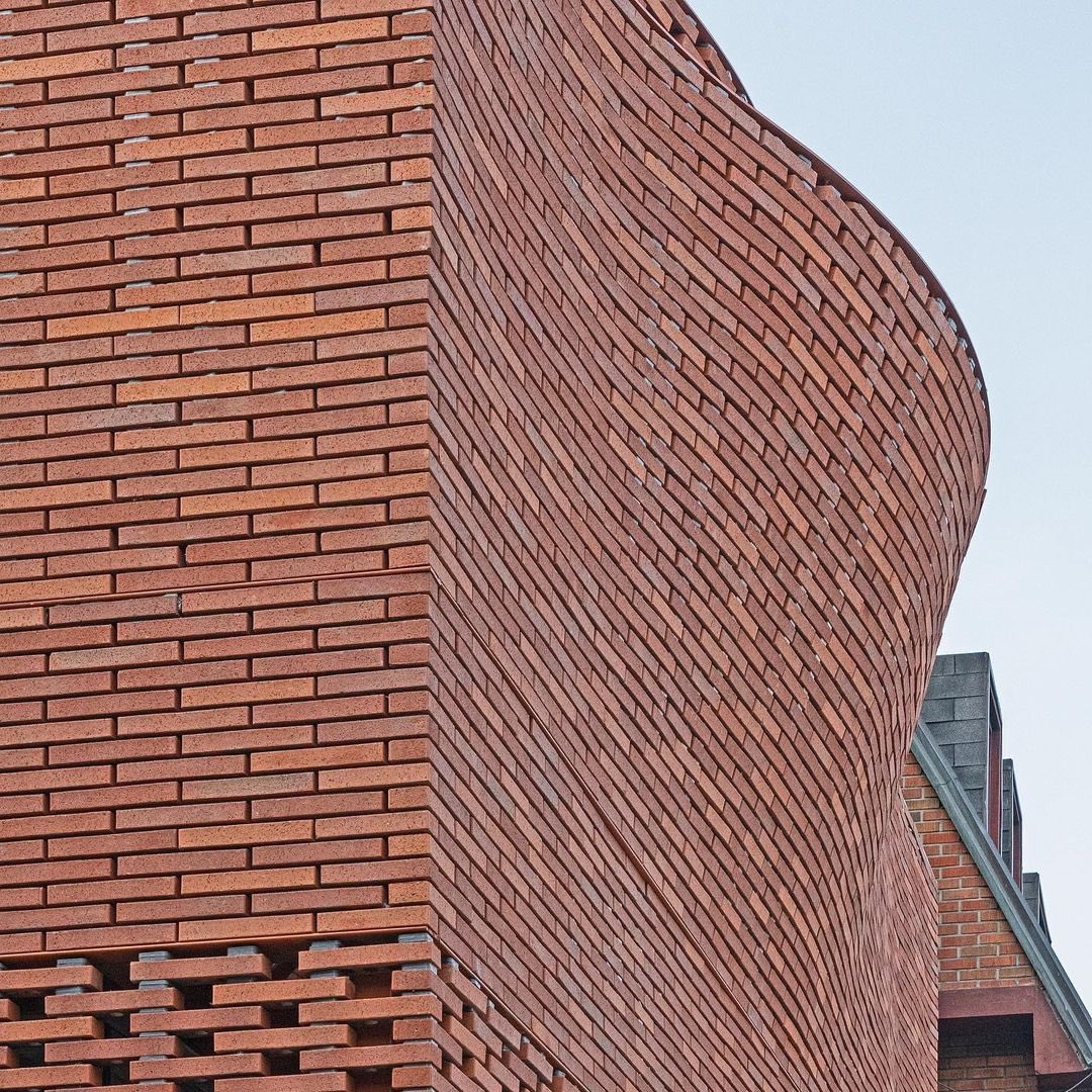 parametricarch's tweet photo. JYA-rchitects has completed the โWaveโ project, a commercial building with an undulating red brick facade in Seongsu-dong, Seoul, South Korea.
๐ธ Hwang Hyochel
#parametricarchitecture #curve #stair #housedesign #residential #residentialdesign #atructure #brick #brickfacade https://t.co/FoOpb0EjqB
