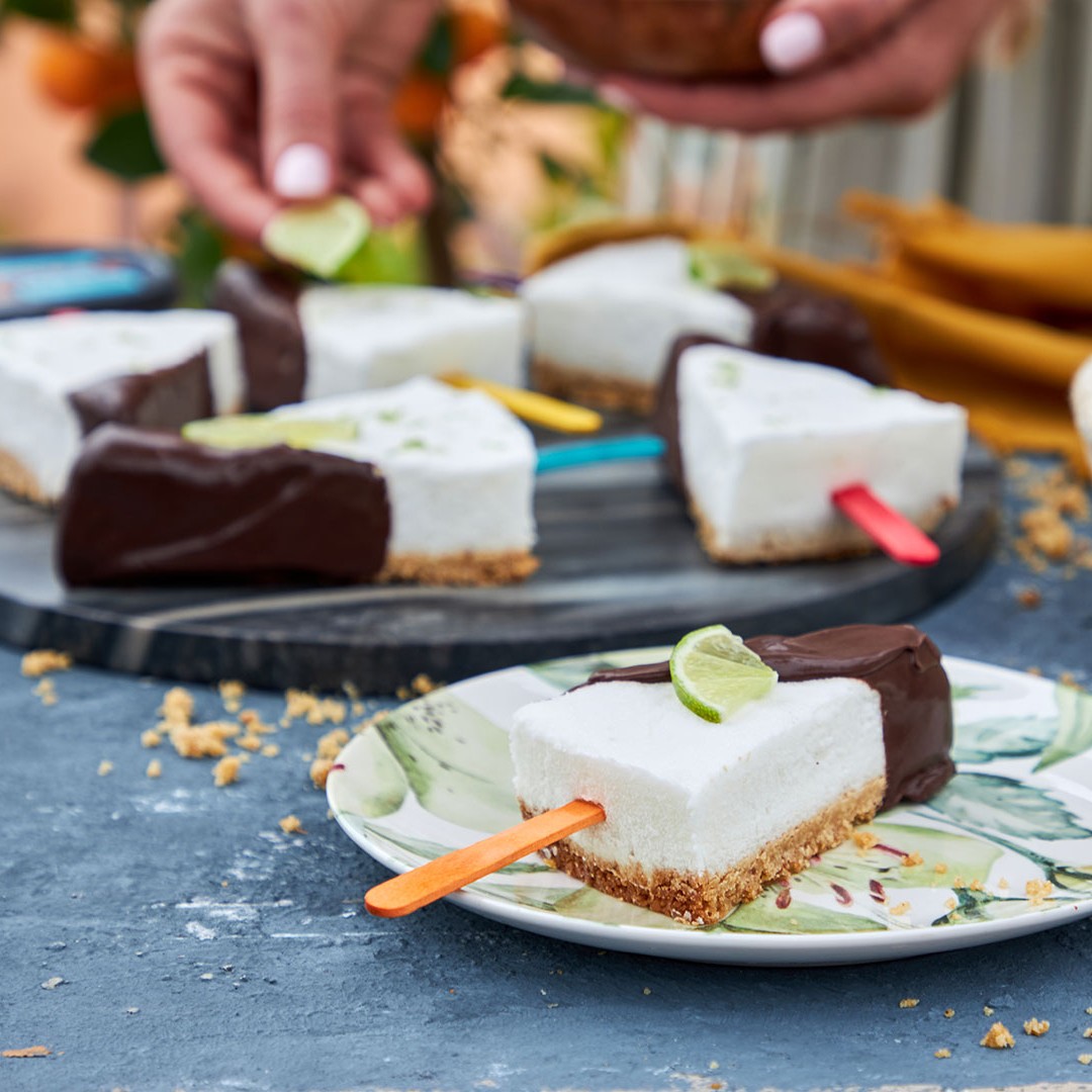 ViolifeFoods's tweet photo. Your classic key lime pie but...on a stick ๐
Frozen and dipped in #Cocospread ๐ซ
Full recipe ๐ https://t.co/Jwi5NiKo80 https://t.co/FoyrnVA6MF