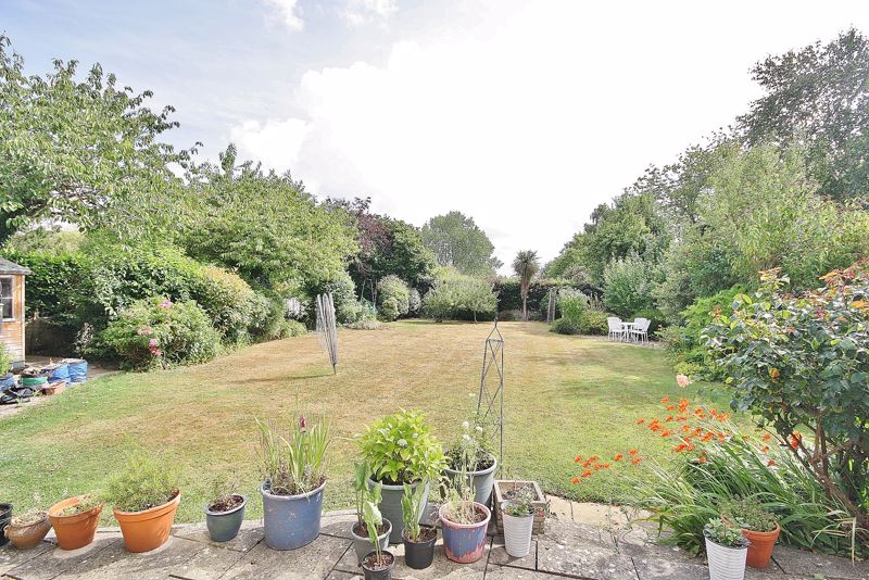 EAST END, OXFORDSHIRE

Detached 3 bedroom family home in this sought after village. Large secluded garden, ample driveway parking and garage. Find out more: bit.ly/TM-WIT-EE

#OxfordshireRealEstate #EastEndProperty #FamilyHome