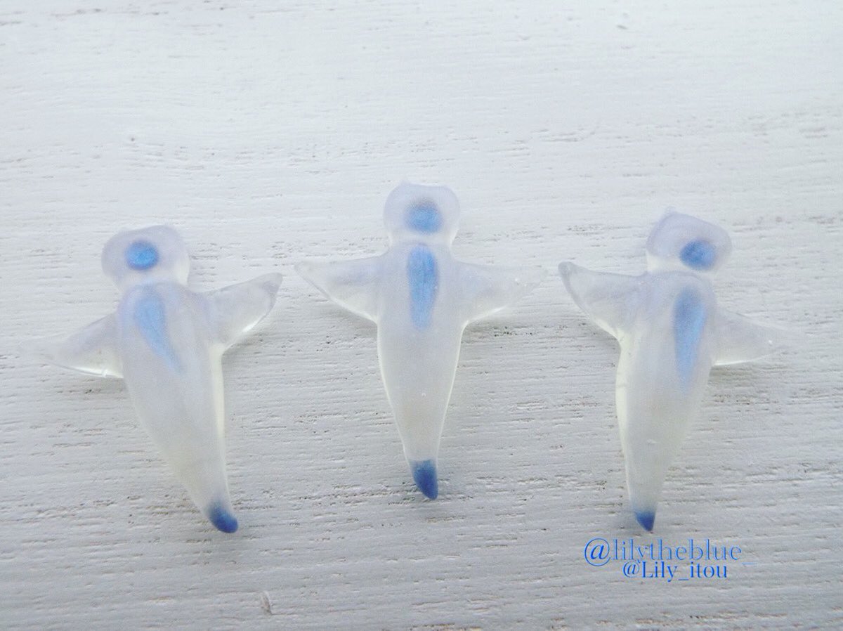 Lily_itou's tweet photo. 幻の青いクリオネを見つけました🌊
#レジン #ハンドメイド #コミティア141 https://t.co/BO2Y5HrKL6