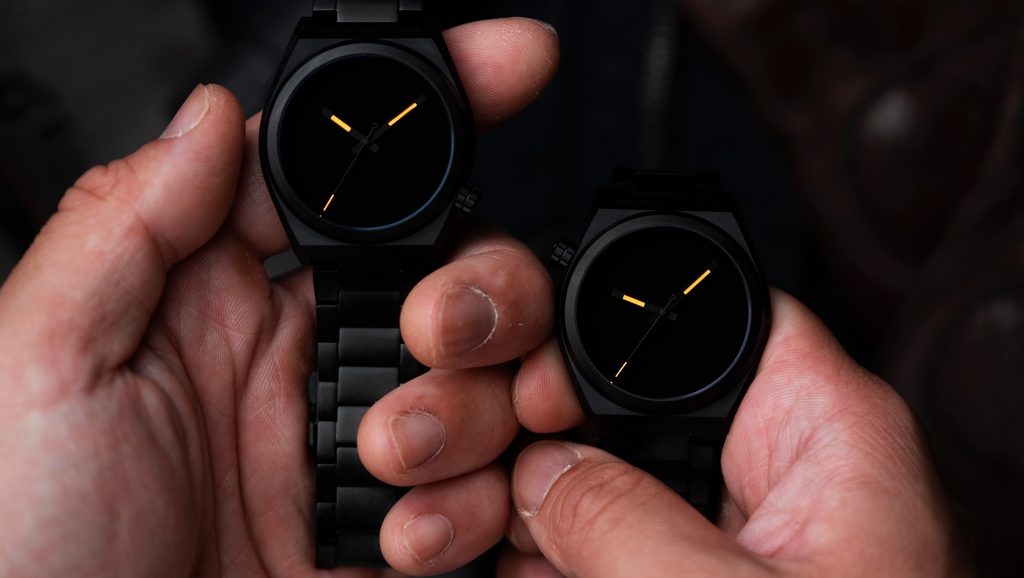 boldrsupplyco's tweet photo. The dial is so dark, you can turn it 180 and read a different time zone! As the crown position changes too, have fun switching them up on either wrist. #beBOLDR 

#BOLDRVenture #VentureSingularity #singularity #eventhorizon #supermassiveblackhole #BOLDRwatches #BOLDRcollective https://t.co/6Iy9JyPNAL