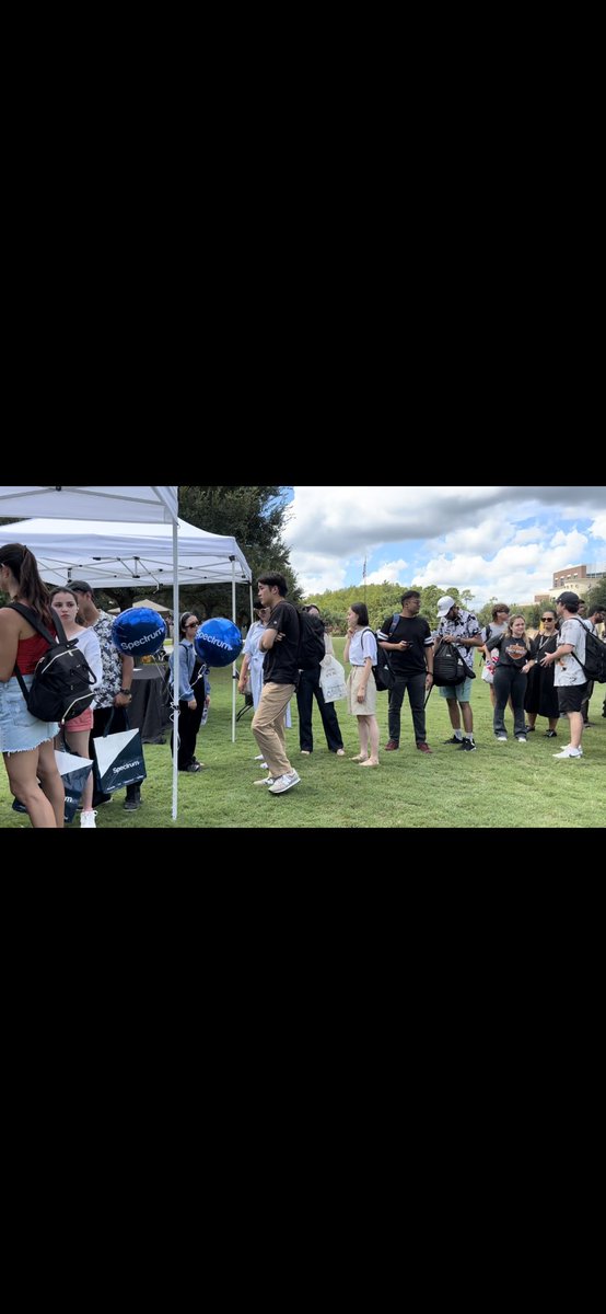 FlSito's tweet photo. Welcome back back 2022 students at UCF. Keeping students connected with the best back to school deals. #spectrum #BackToSchool #UCF #NorthCentral #Teamelite https://t.co/5g0DcH9hqh