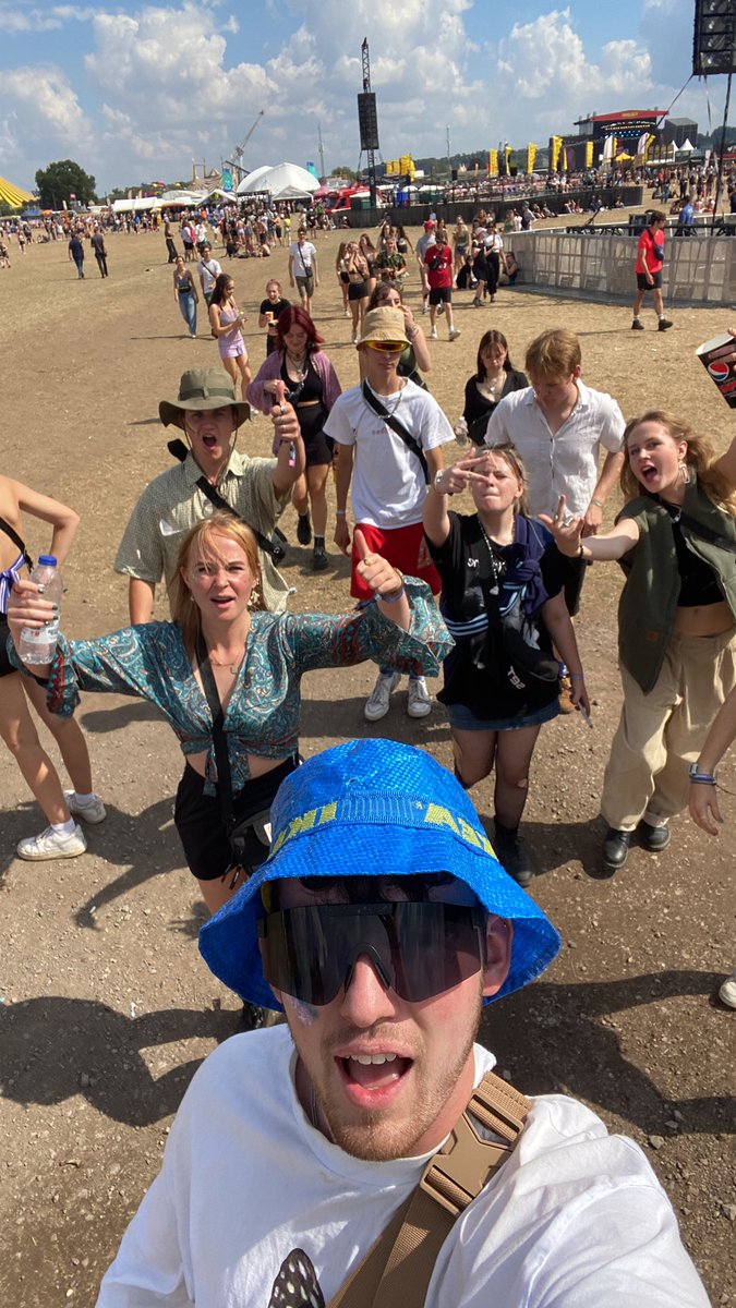 SamEve13's tweet photo. #nomusiconadeadplanet #reading22 @OfficialRandL https://t.co/naQsphtEFE