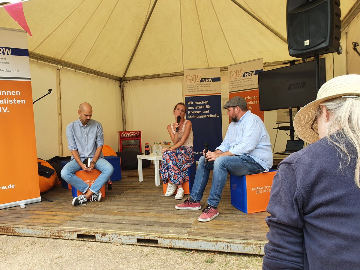 Journalismus macht Schule: Vermittlung von Medienkompetenz an Schule und #Volkshochschule. Jetzt mitdiskutieren am DJV-NRW-Zelt beim #campfire22.