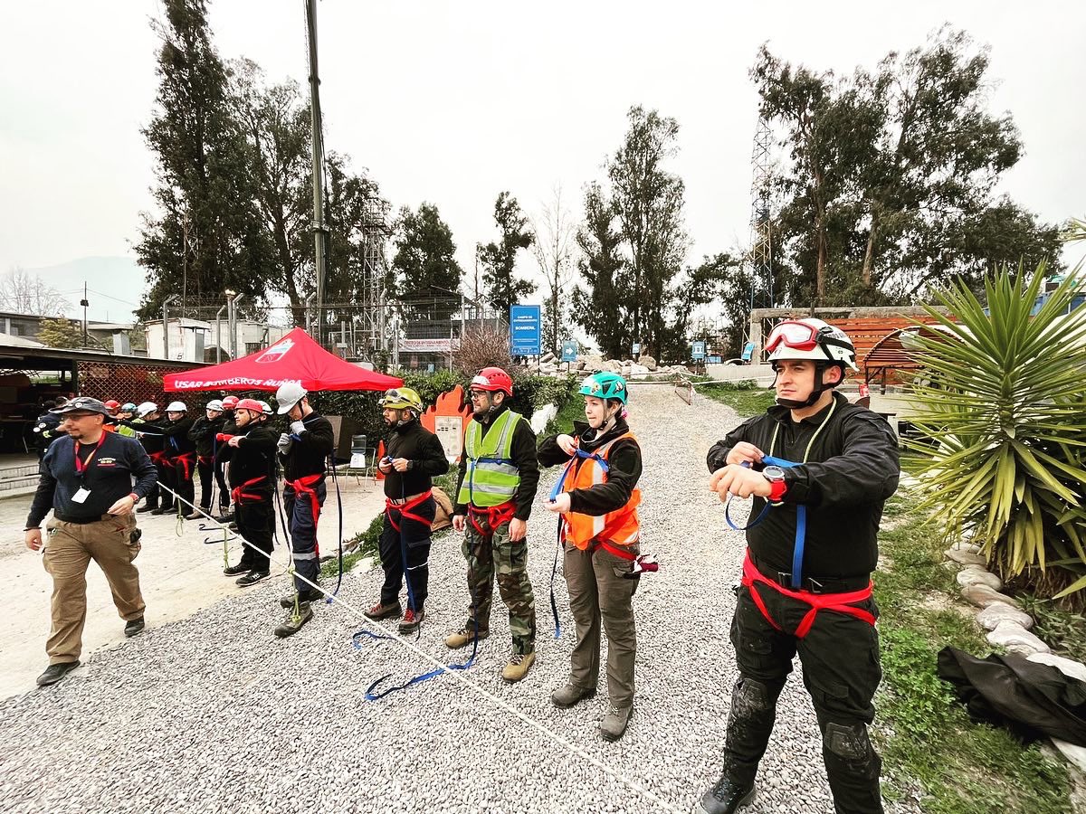 comandante_cbn's tweet photo. Éste viernes 26/08 se dio inicio al curso de Rescate Urbano para la Policía de Investigaciones de Chile. 
34 funcionarios de la @PDI_CHILE estarán internados durante este fin de semana en cuartel @Octavacbn para aprender técnicas de búsqueda y rescate en estructuras colapsadas. https://t.co/K4XULHU7J4