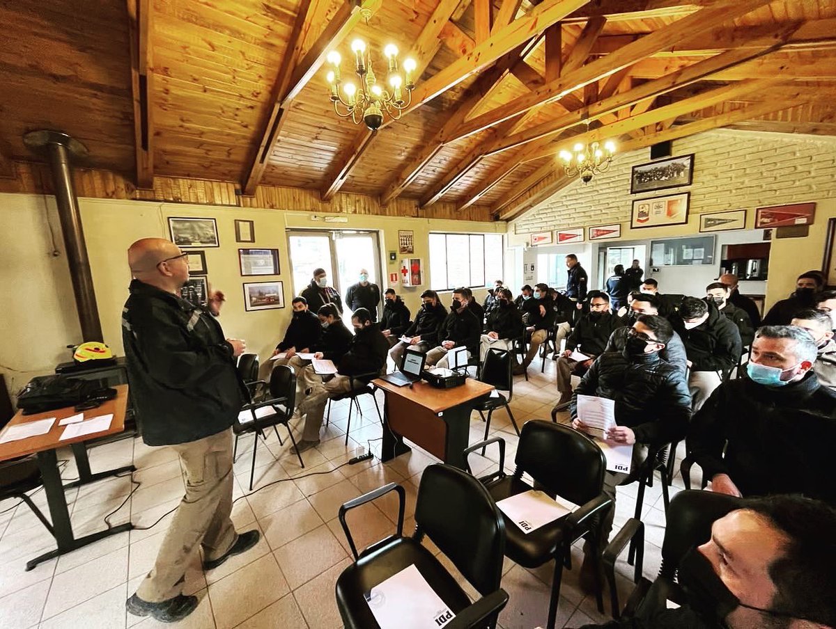 comandante_cbn's tweet photo. Éste viernes 26/08 se dio inicio al curso de Rescate Urbano para la Policía de Investigaciones de Chile. 
34 funcionarios de la @PDI_CHILE estarán internados durante este fin de semana en cuartel @Octavacbn para aprender técnicas de búsqueda y rescate en estructuras colapsadas. https://t.co/K4XULHU7J4