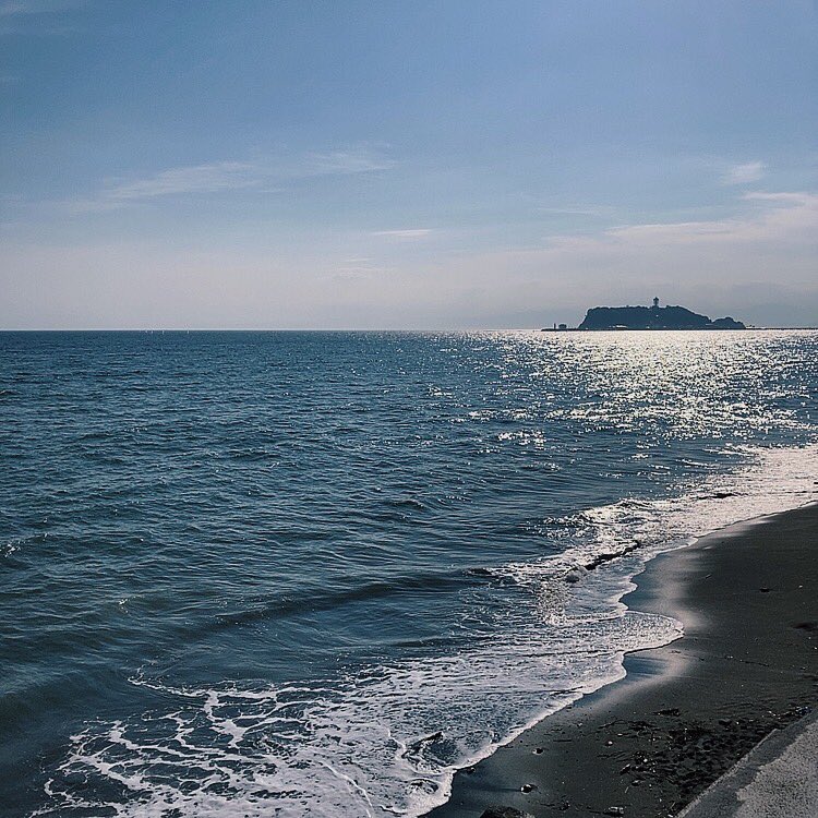 flashlpoint's tweet image. @鎌倉　七里が浜　潮が上げて割れなくなってから海に到着。
夏の終わり、ほとんど割れないけれど、快晴、オンショアの海に貸し切り状態で入水出来た幸福🌊
