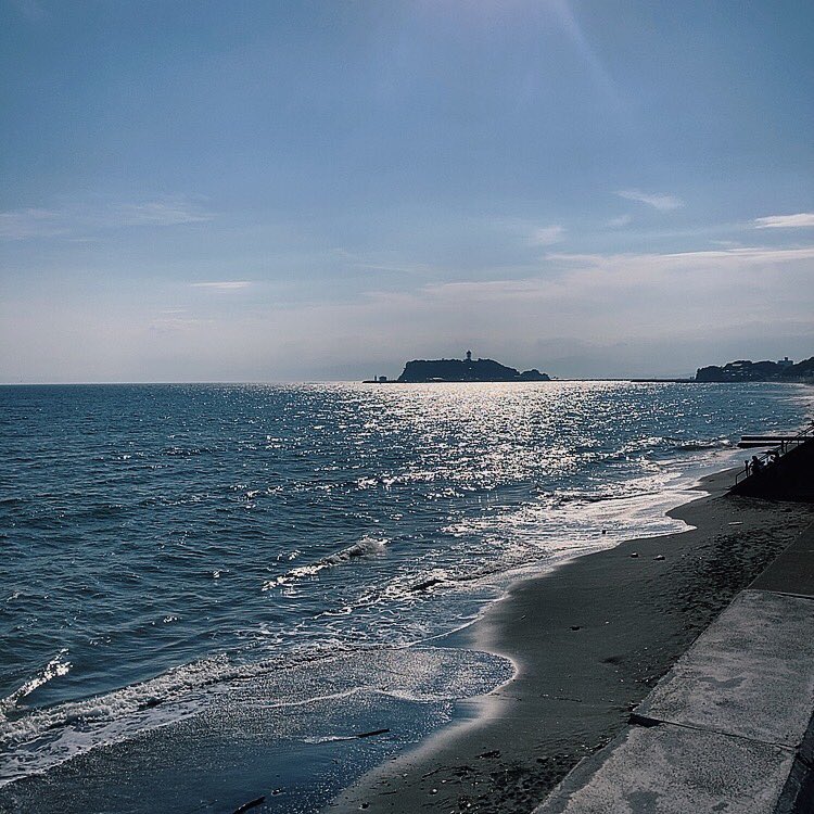 flashlpoint's tweet image. @鎌倉　七里が浜　潮が上げて割れなくなってから海に到着。
夏の終わり、ほとんど割れないけれど、快晴、オンショアの海に貸し切り状態で入水出来た幸福🌊