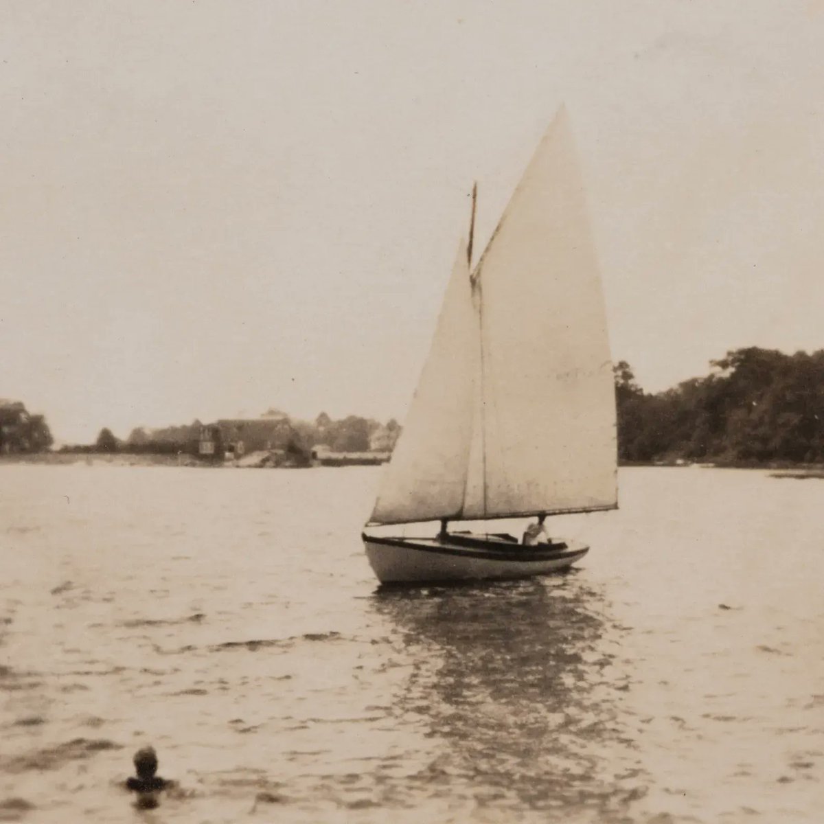 herreshoffmm's tweet photo. The lovely SADIE (HMCo. #732) in an undated photo. SADIE is still on display at HMM, and you can see this lovely vessel in the Hall of Boats.
📸 HMM archive
#Sadie #Alerion #HMCo #Herreshoff #CaptainNat #Daysailer #CaptainNat #TraditionalConstruction #GaffRig #AntiquePhoto https://t.co/MCvx12umSD