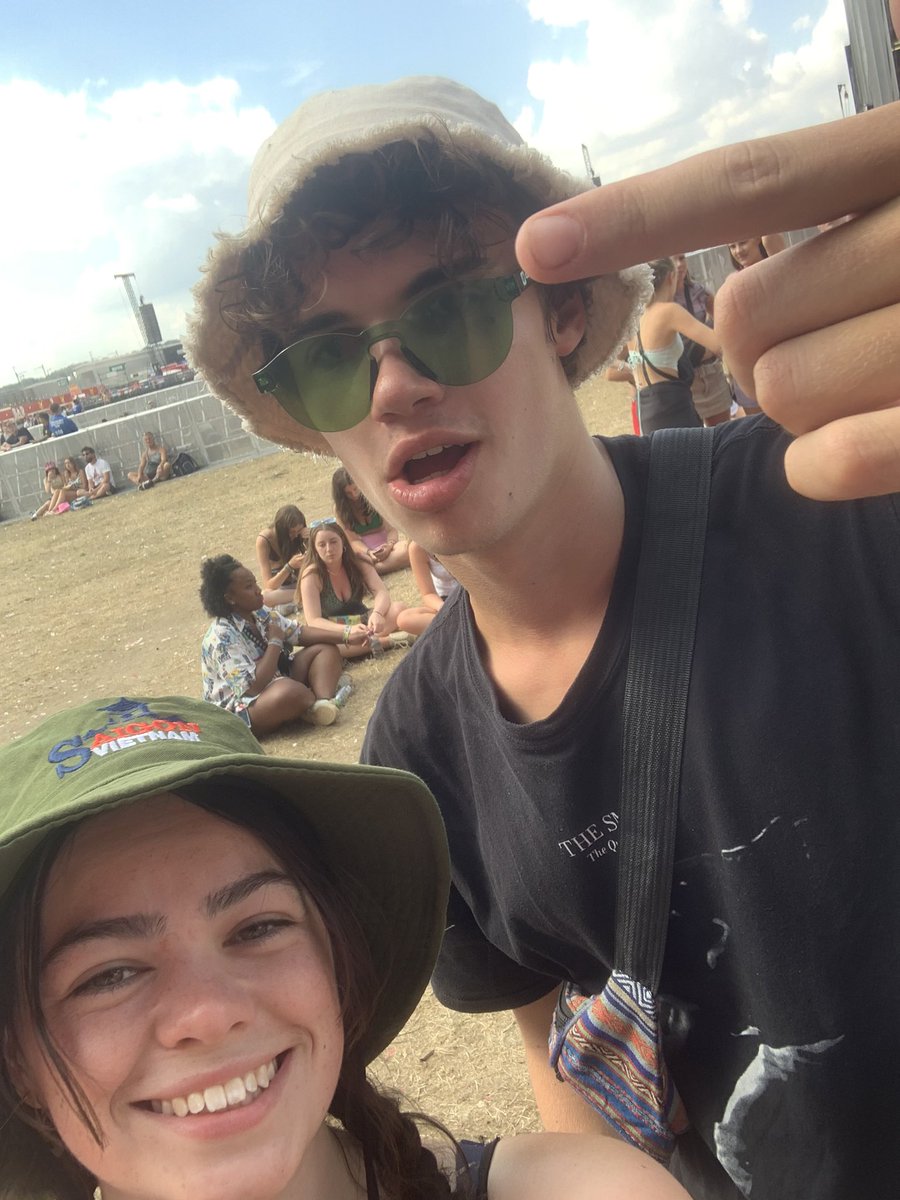 notellen_'s tweet photo. Waiting for dayglow 😎#nomusicondeadplanet #readingfest https://t.co/DAtzb8Lrlz