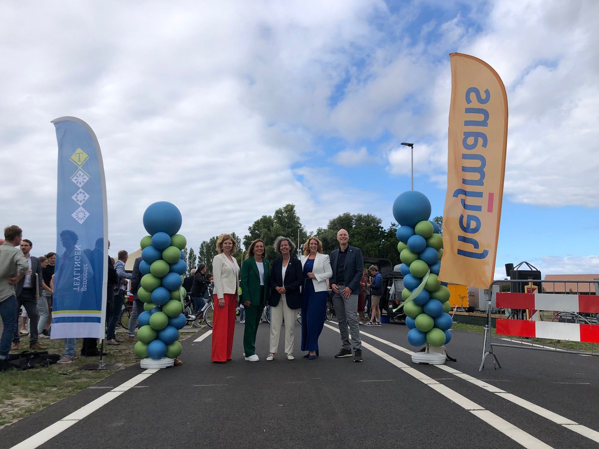 Opening Noordelijke Randweg, samen met veel inwoners met fietsen, step of skeelers #teylingen #nieuwboekhorst #prorail <a href="/heijmansnl/">Heijmans</a> <a href="/zuid_holland/">Provincie Zuid-Holland</a>