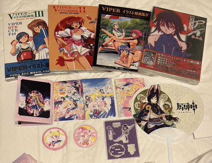 東京旅行2日目のおかいもの!!うちわはタダだけどセーラームーンの缶バッジ3つ買ったらムーンとちびムーンが出てきてラッキーあとVIPERの原画集と魔法少女アイの原画集 セーラームーンと並べていいかと言われるとそこは許してほしい(真顔 