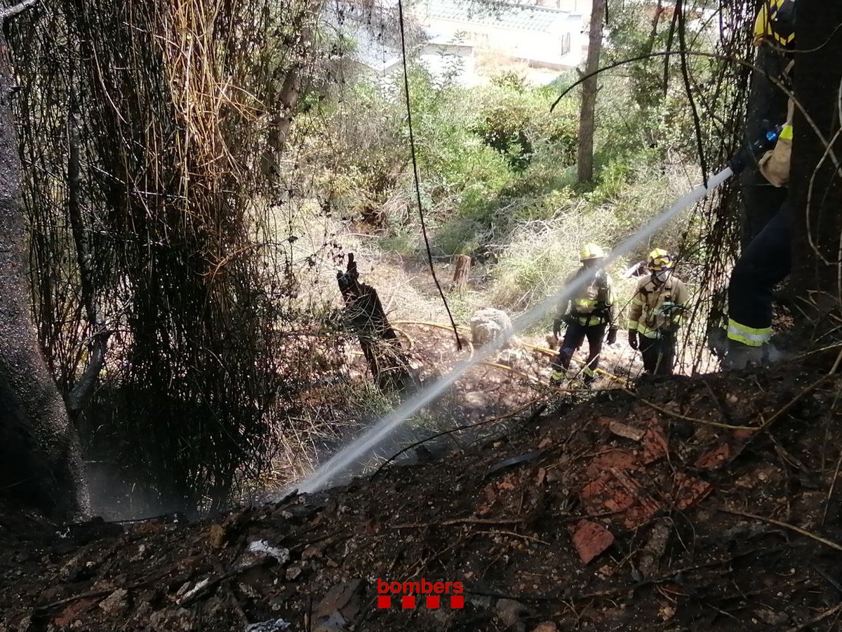bomberscat's tweet photo. Donem per EXTINGIT un incendi de vegetació forestal a Cubelles (avís 13.17 h). El foc s'ha produït en una parcel·la abandonada, propera a habitatges. Hi queda una dotació remullant la zona i, en total, hi hem treballat:
🚒 4 dotacions terrestres.
#bomberscat https://t.co/MgfwqyyMfm