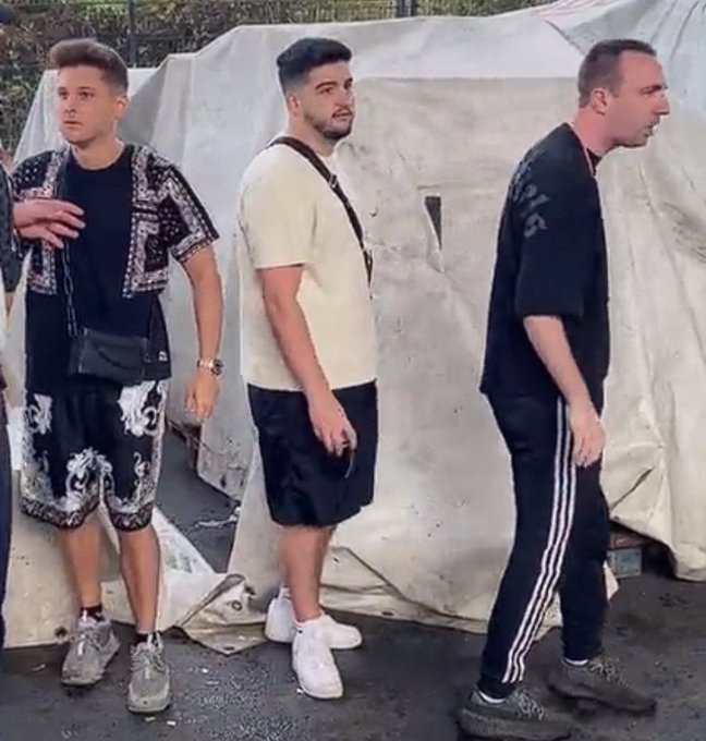Stell dir vor du bist ein scheiss no Name und dein Glow Up ist der Moment als du dich vor paar YouTubern cool fühlen wolltest. Wo dein Kollege Tanzverbot schon erfolgreich deeskaliert und du auf Konfrontation rein gehst und es wieder eskalieren lässt.

#gamescom2022 #tanzverbot