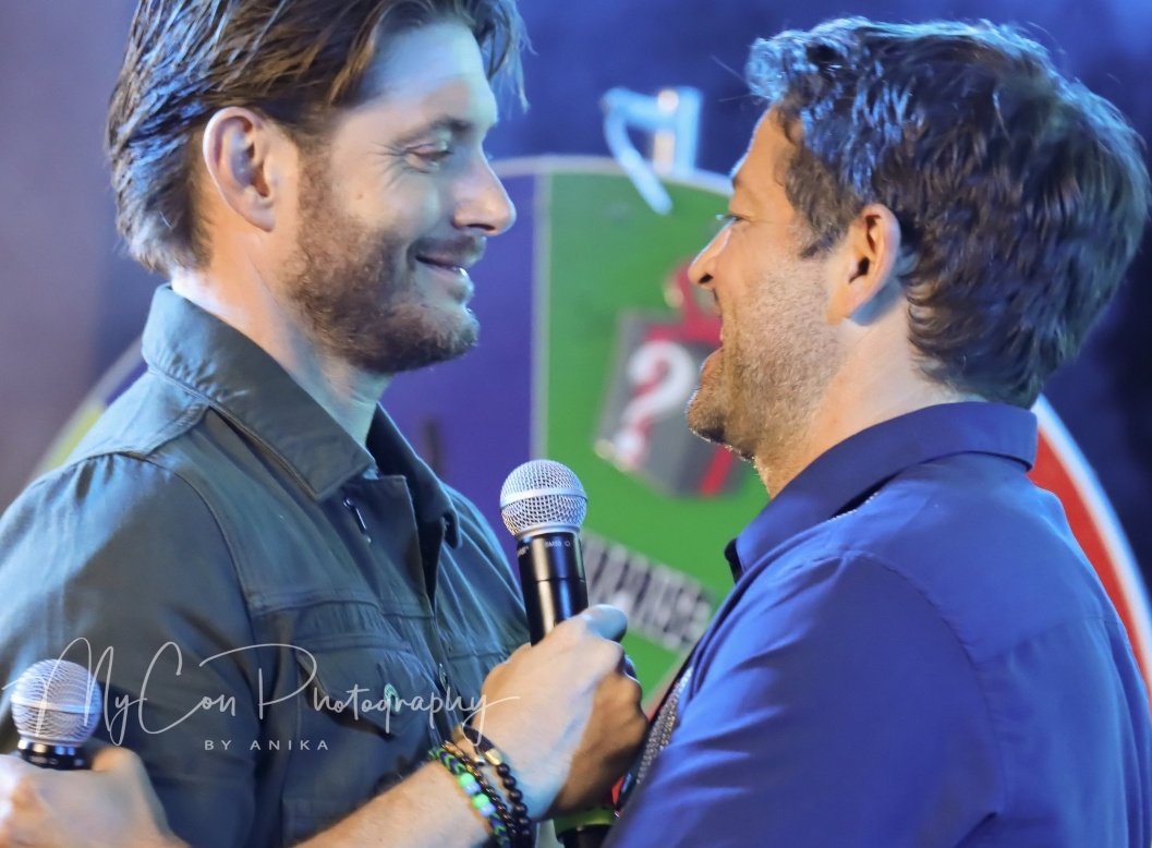 CasIsLoved's tweet photo. when these two welcome each other on stage 
JIB, 2019               JIB, 2022 https://t.co/fZwLn3SrE3