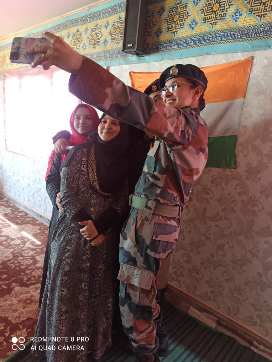 LageRahoKashmir's tweet photo. #RedRevolution workshop on women's health organized at Tawheed Educational Institute #Badgam, #Kashmir by @jkuwwf and @adgpi @NorthernComd_IA @ChinarcorpsIA. Aim is #KashmirWomenPower💪🏻. Do see @drdarakhshan @SujadaBashir @Thebikergirl1 @i_Anika_Nazir @BhatShaheen88 @SheikhSaba14 https://t.co/g0ThIM9DoU