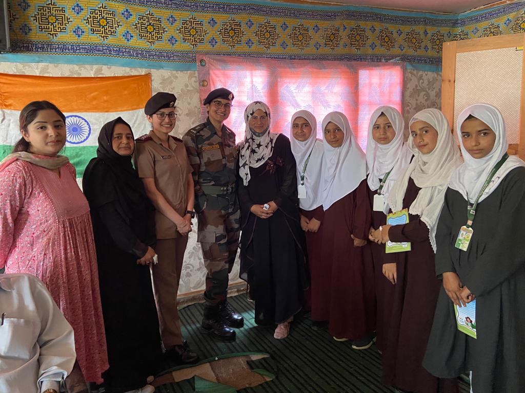 LageRahoKashmir's tweet photo. #RedRevolution workshop on women's health organized at Tawheed Educational Institute #Badgam, #Kashmir by @jkuwwf and @adgpi @NorthernComd_IA @ChinarcorpsIA. Aim is #KashmirWomenPower💪🏻. Do see @drdarakhshan @SujadaBashir @Thebikergirl1 @i_Anika_Nazir @BhatShaheen88 @SheikhSaba14 https://t.co/g0ThIM9DoU