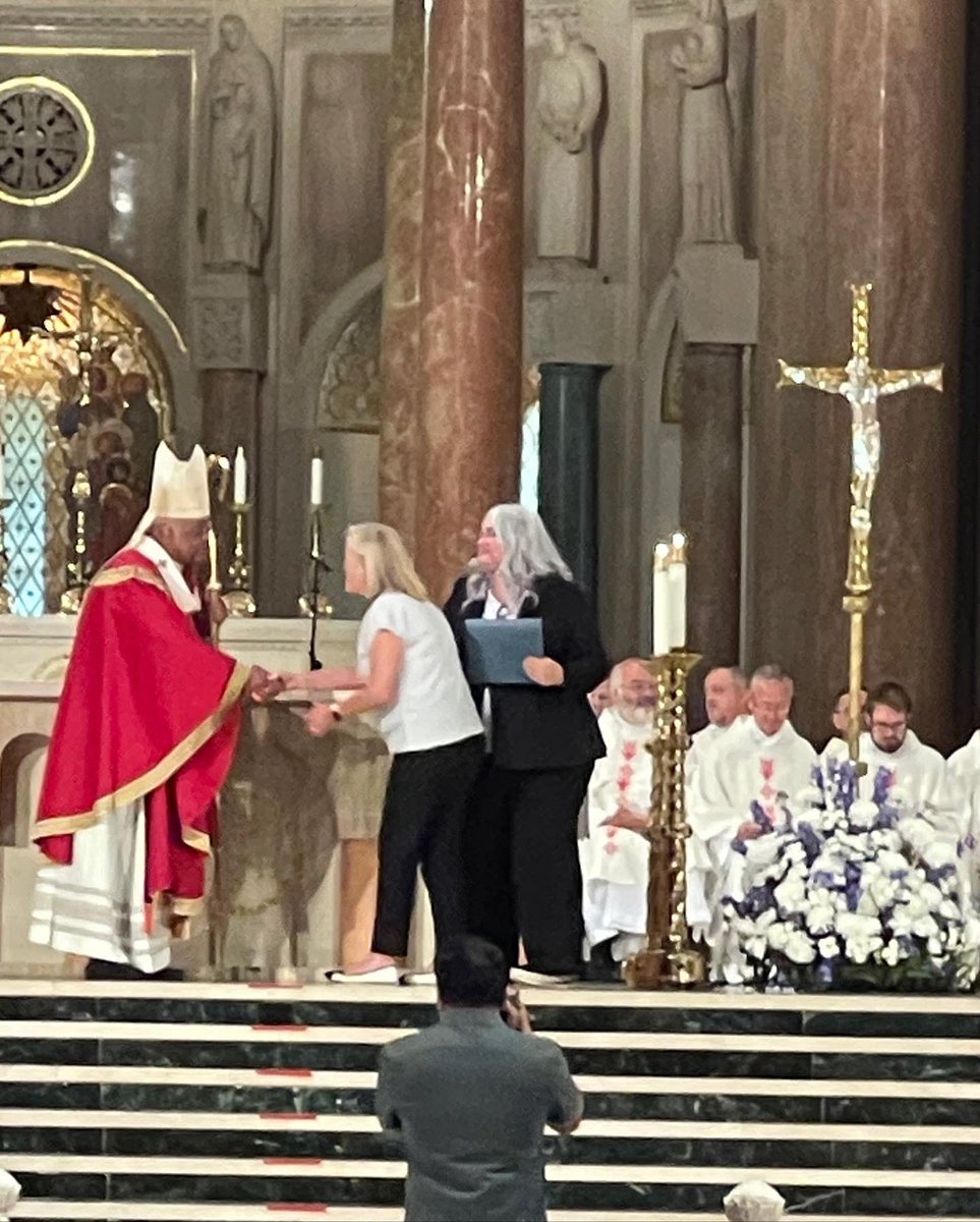 StEsRockville's tweet photo. Last week at the Opening of Schools Mass we celebrated Mrs. Woo’s 2️⃣5️⃣ years of service to St. E’s. The love &amp; dedication Mrs. Woo has shown us makes us who we are—a school of faith, tradition, community, &amp; service. Thank you, Mrs. Woo!
#StEsStrong
#StEsFamily
#ADWCommUNITY https://t.co/VaddfGFiZR