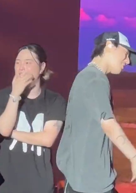 Wipharat1197's tweet photo. คุณพี่คนนี้เขาได้หวีดแทนหนูไปหมดแล้วค่ะ 🔥🔥#Yugyrom #YUGYEOM1stLiveInBKK_D1 https://t.co/0EPwq3ZYmu