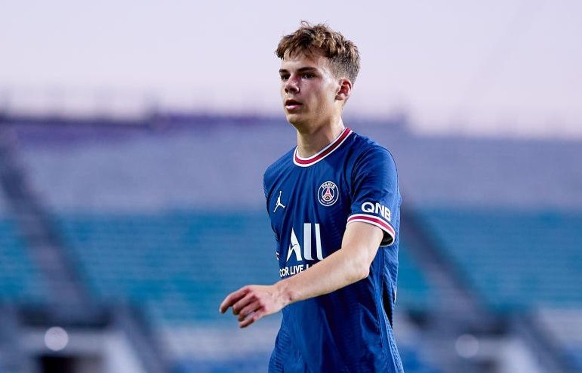 FabrizioRomano's tweet photo. Excl: Edouard Michut leaves Paris Saint-Germain and joins Sunderland, done deal. Full agreement in place on initial loan move with buy clause around €5m and future sale percentage. 🚨🇫🇷 #PSG 

...and Michut is already at the stadium right now, to follow #SAFC game. 👀 https://t.co/bvF5V5bzFg