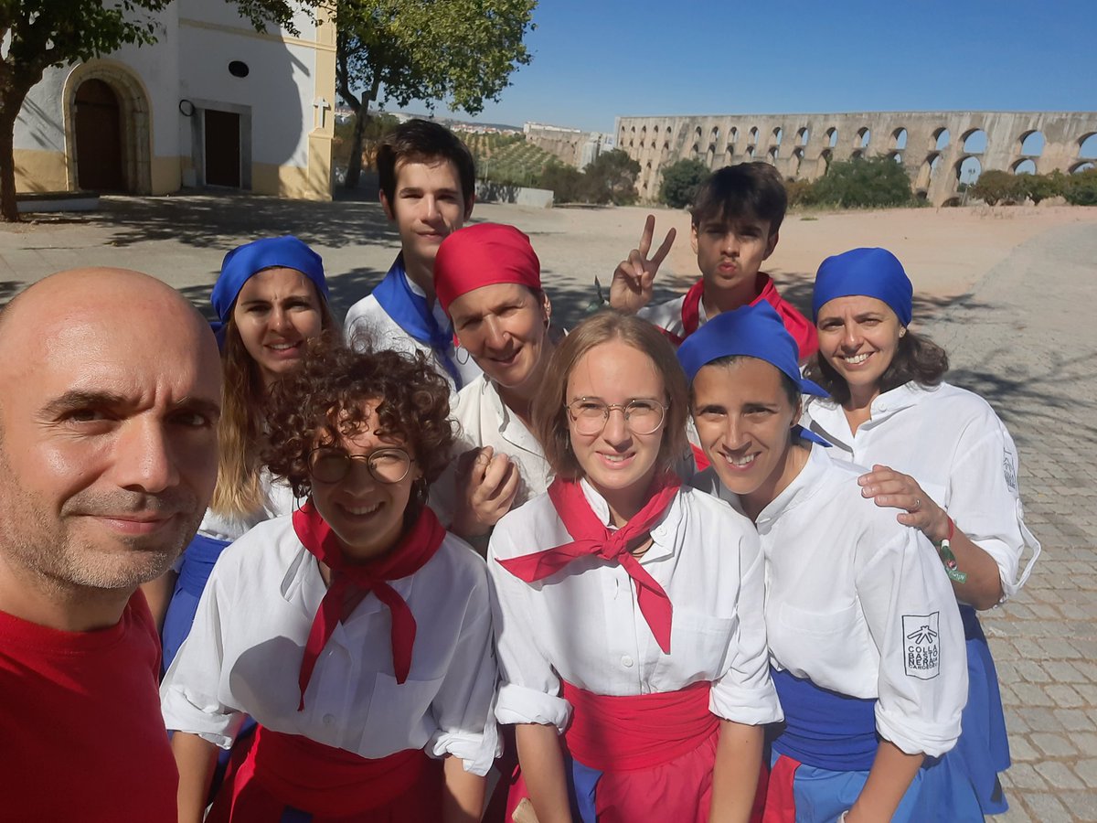 bastoneris's tweet photo. Matí de cercavila! Finalment hem trobat l'aqüeducte! #aplecinternacional2022
😂❤️💙 https://t.co/V4gpozh4I5