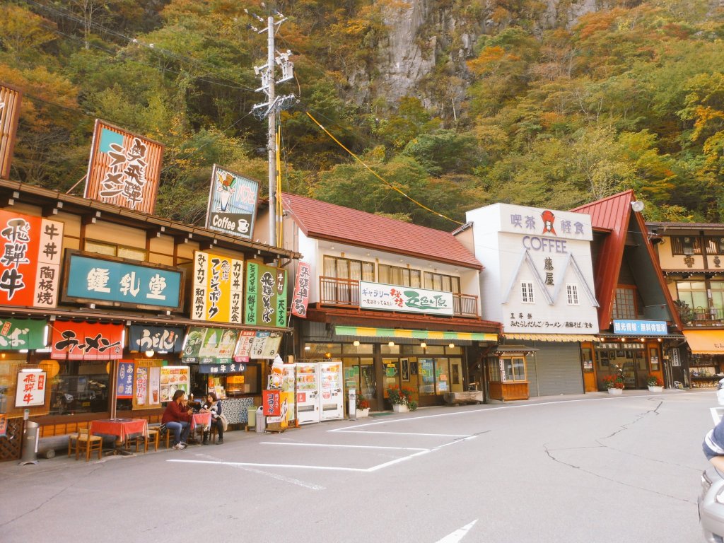 BQ_laboratory's tweet photo. 【珍スポット】大橋コレクション館(岐阜県高山市)
地元のお金持ちの方が生涯をかけて集めたコレクションを展示した資料館。駐車場に謎のレトロ店群、隣接するとんでもなくデカい鍾乳洞、展示の目玉だった金塊が盗まれたエピソードなど魅力満載。
#珍スポット #B級スポット https://t.co/WdslzO6Z1y