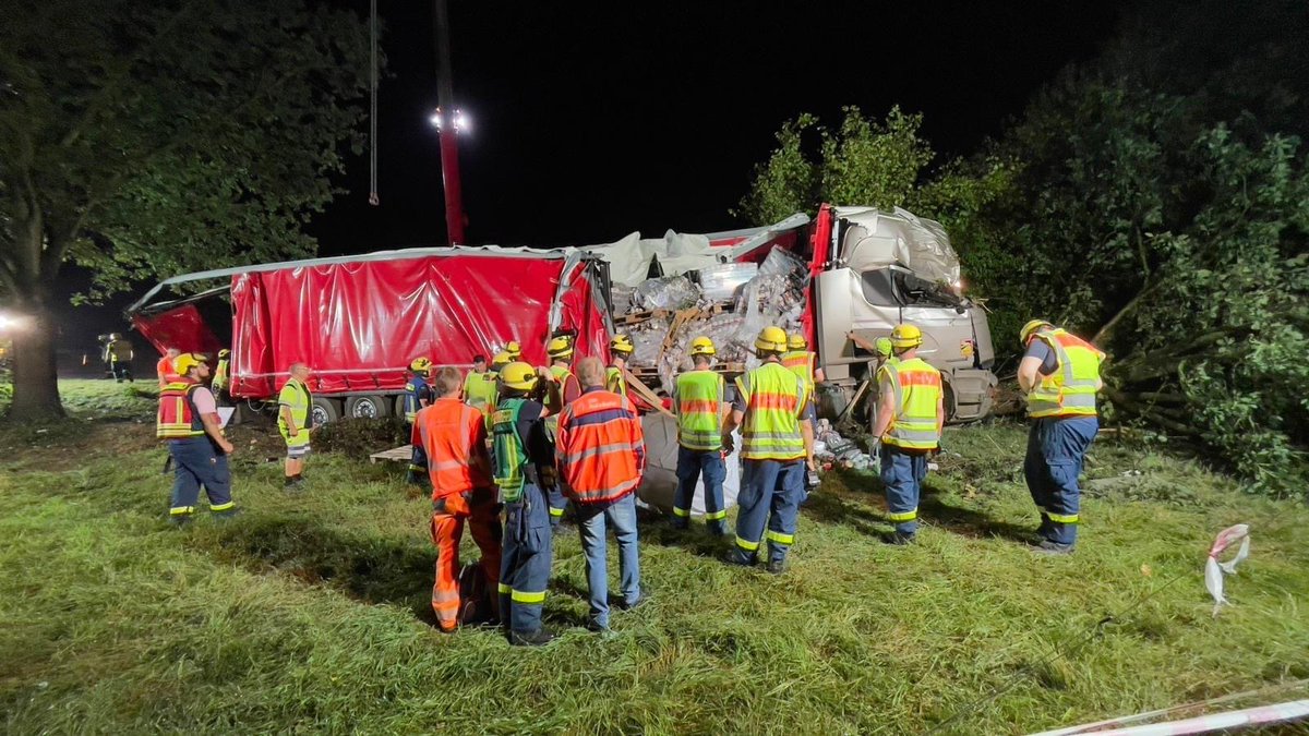 THWBadOldesloe's tweet photo. Am Freitagabend, 26.08.2022, verunfallte ein LKW mit Auflieger auf der Autobahn 1 zwischen Bargteheide und Ahrensburg. Das Fahrzeug geriet nach einem Reifenplatzer von der Fahrbahn ab und kam im Grünstreifen zum stehen. Der Fahrer blieb glücklicherweise unverletzt.01/4 https://t.co/H4C8msVKbv